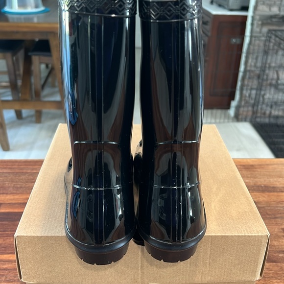 Youth size 6 UGG RAANA BOOTS - Picture 4 of 8